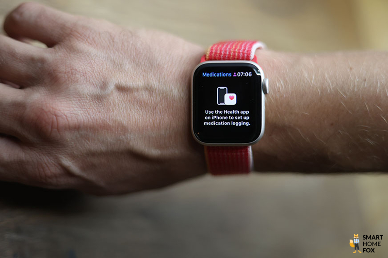 Вы можете увидеть напоминание о приеме лекарств на Apple Watch SE.